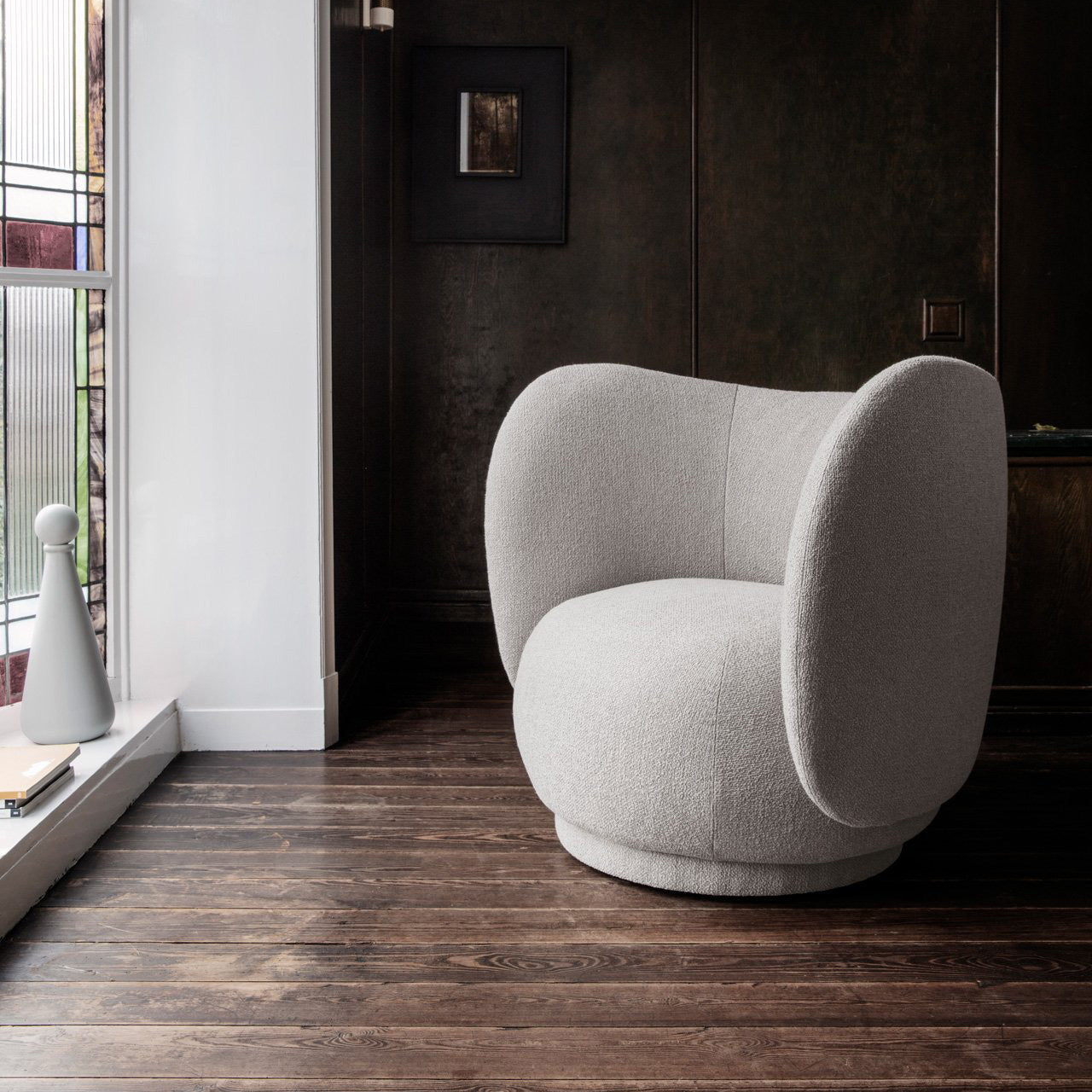 Rico Lounge Curved Chair – Elegant and Ergonomic Seating for Modern Spaces