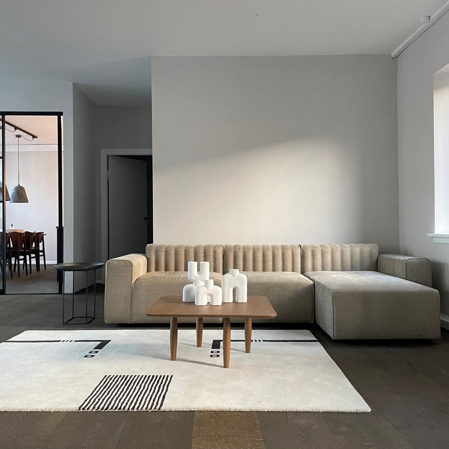 Cobra-Tall Mini: Playful 1960s-Inspired Design for Compact Spaces