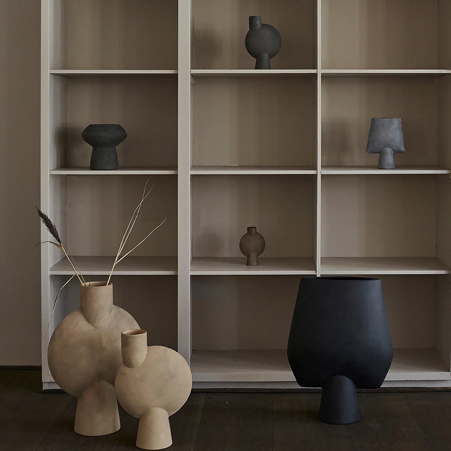Sphere Vase Bubl Big: Stylish Decorative Vase in Sphere Sand and Dark Grey for Modern Interiors