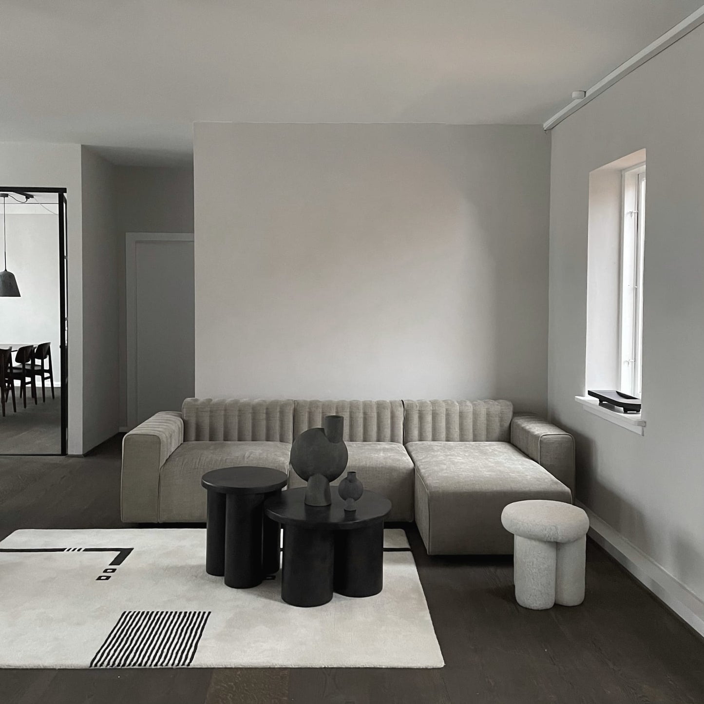 Sphere Vase Bubl Big: Stylish Decorative Vase in Sphere Sand and Dark Grey for Modern Interiors