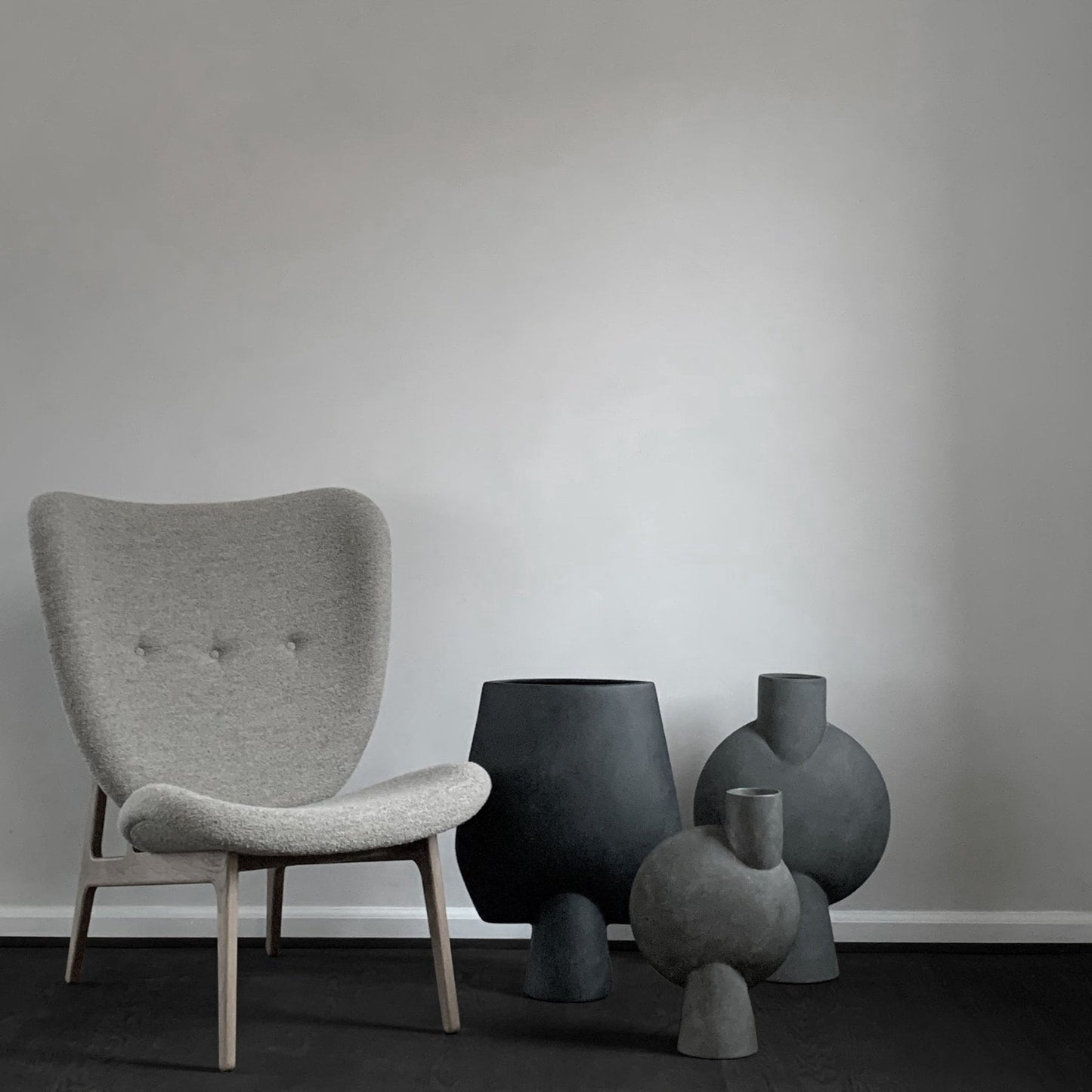 Sphere Vase Bubl Big: Stylish Decorative Vase in Sphere Sand and Dark Grey for Modern Interiors