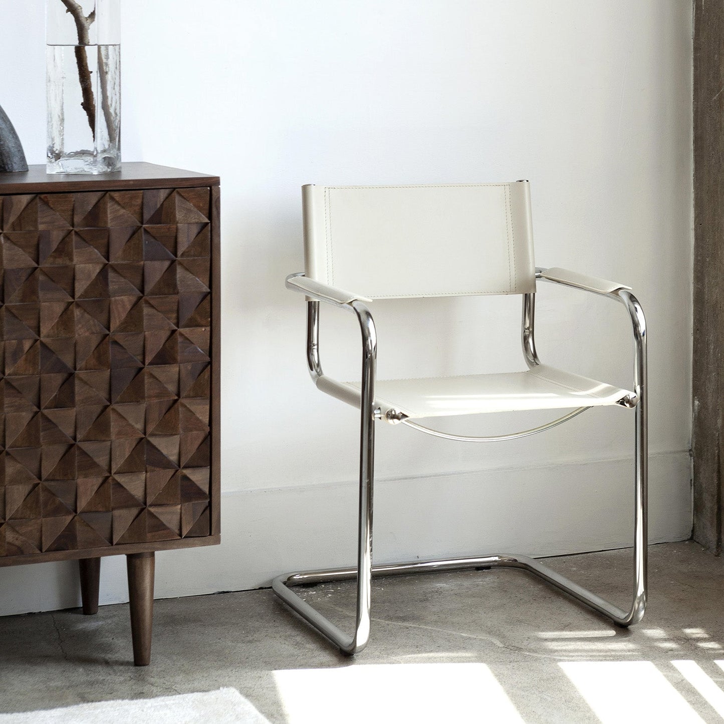 Stam Leather Armchair – Elegant and Versatile Seating for Your Home