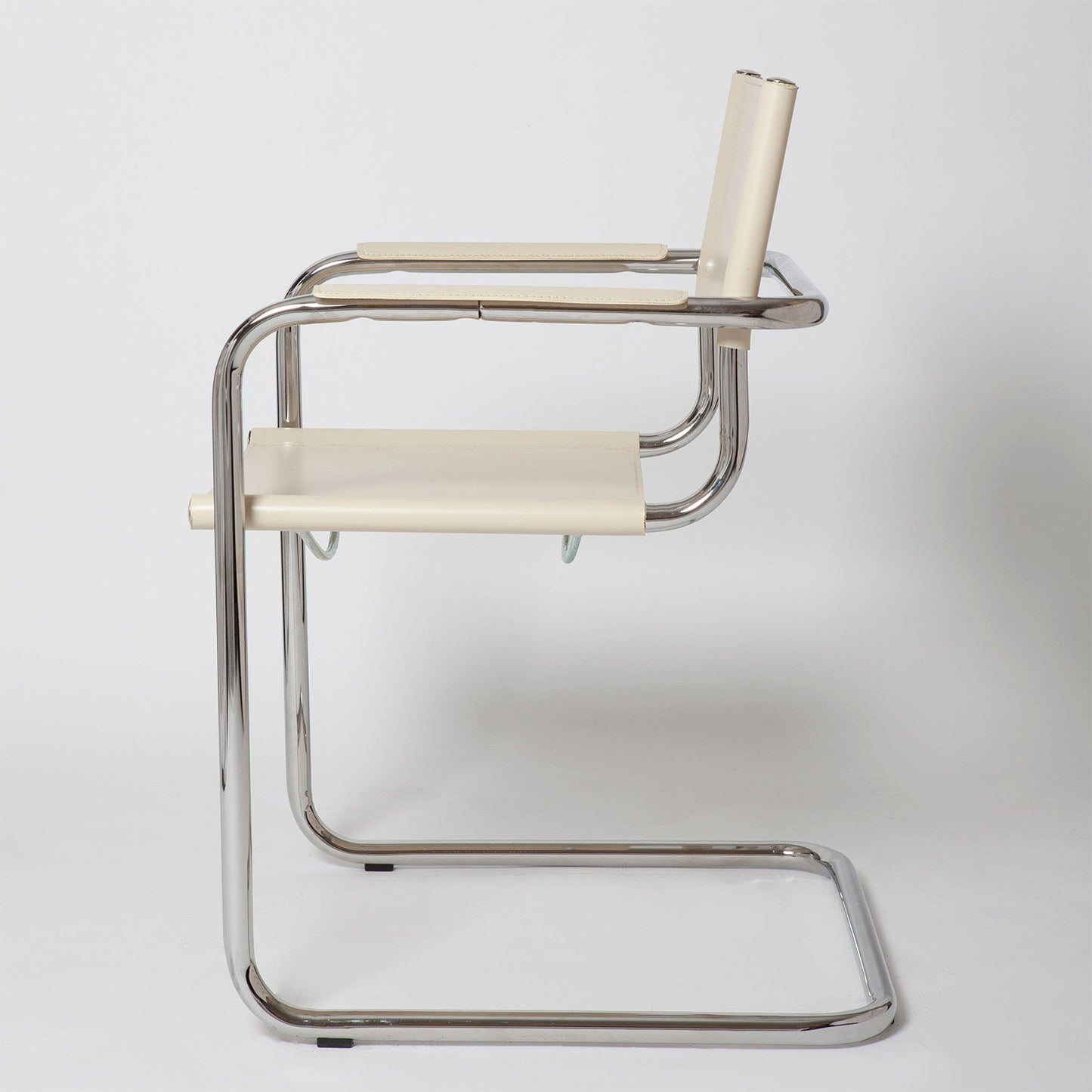 Stam Leather Armchair – Elegant and Versatile Seating for Your Home
