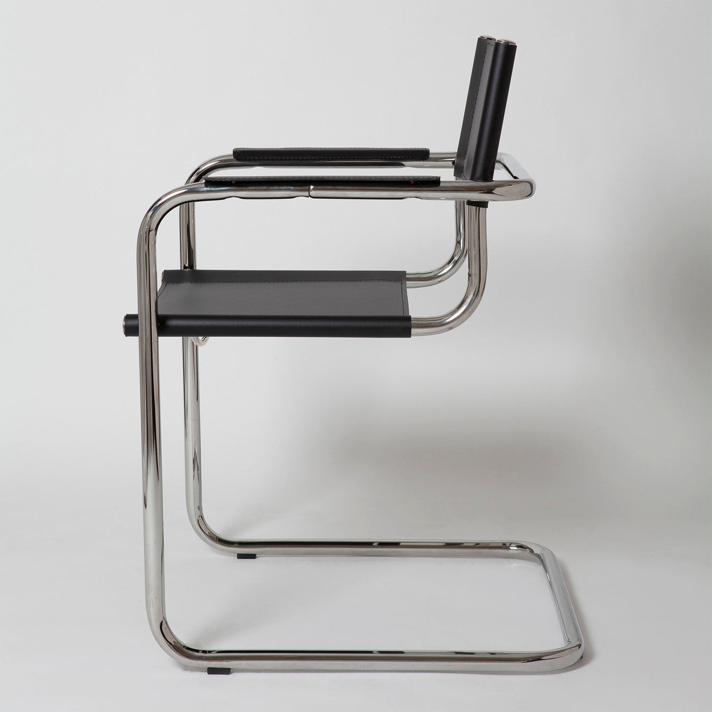 Stam Leather Armchair – Elegant and Versatile Seating for Your Home