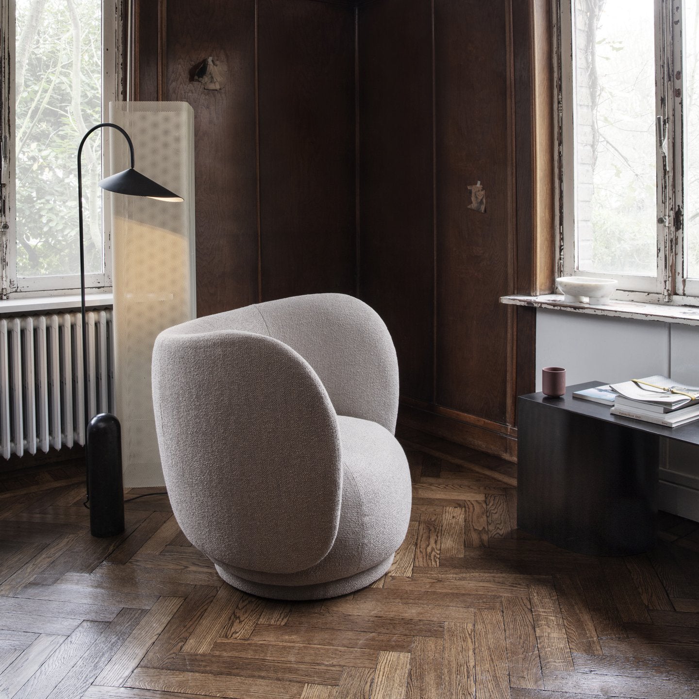 Rico Lounge Curved Chair – Elegant and Ergonomic Seating for Modern Spaces