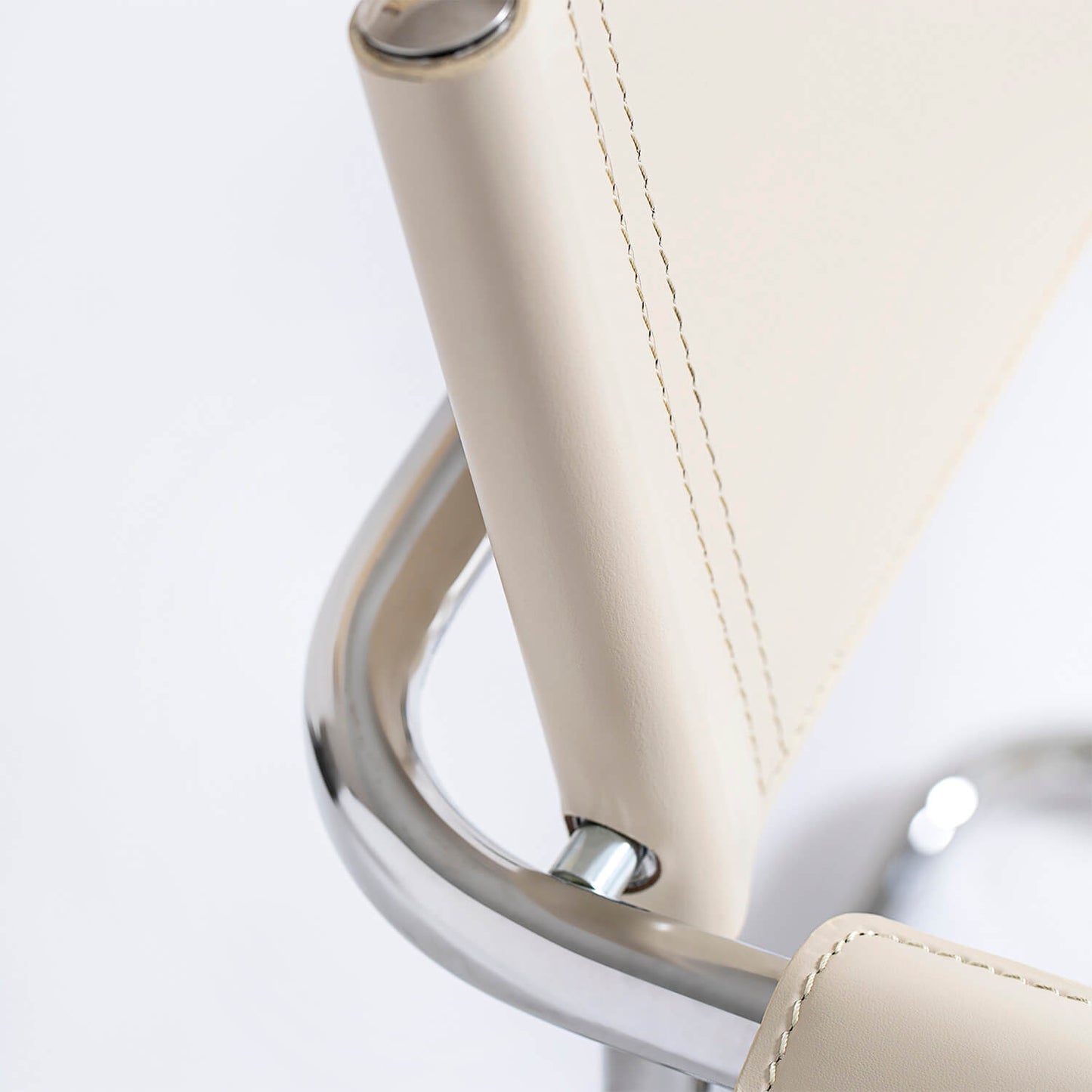 Stam Leather Armchair – Elegant and Versatile Seating for Your Home