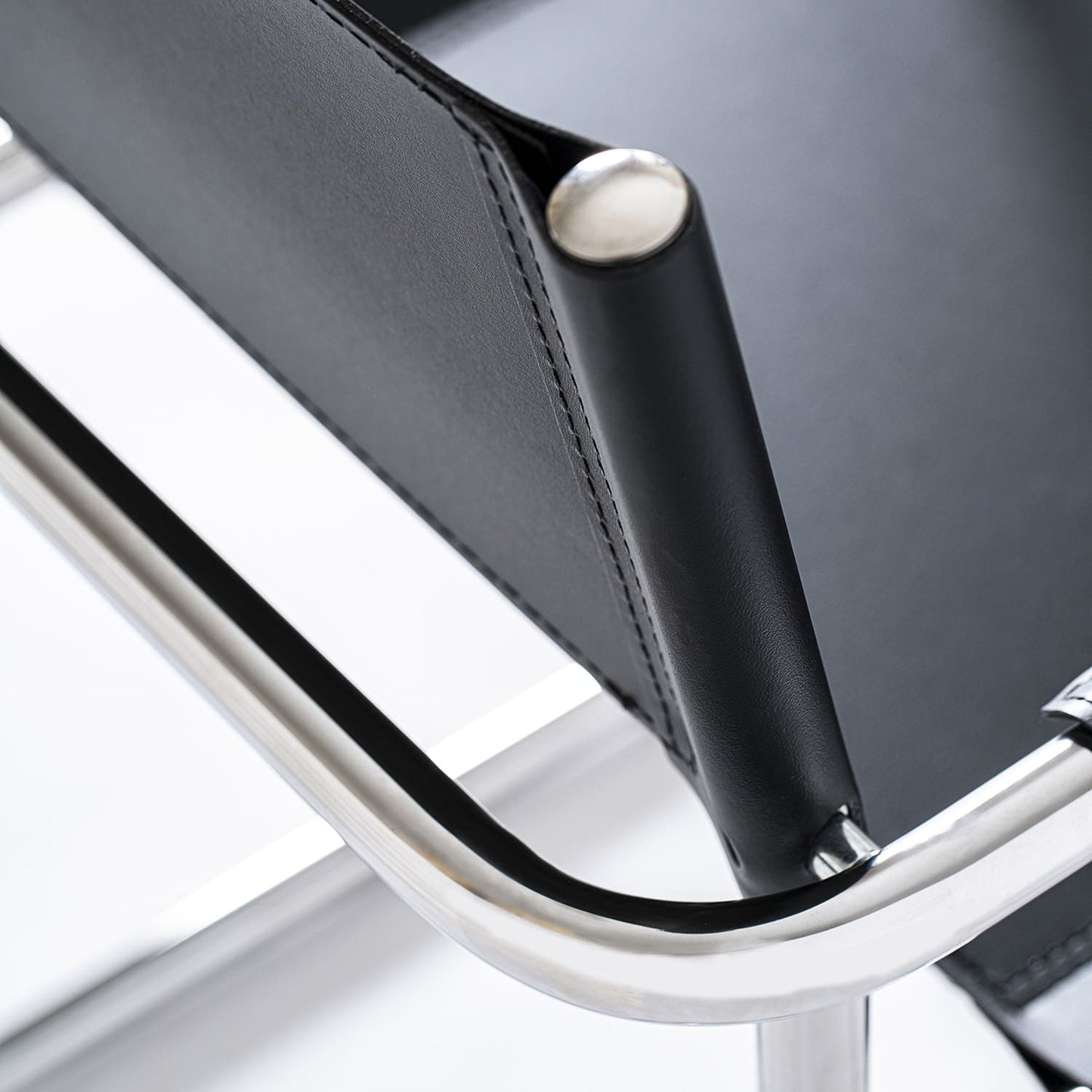 Stam Leather Armchair – Elegant and Versatile Seating for Your Home